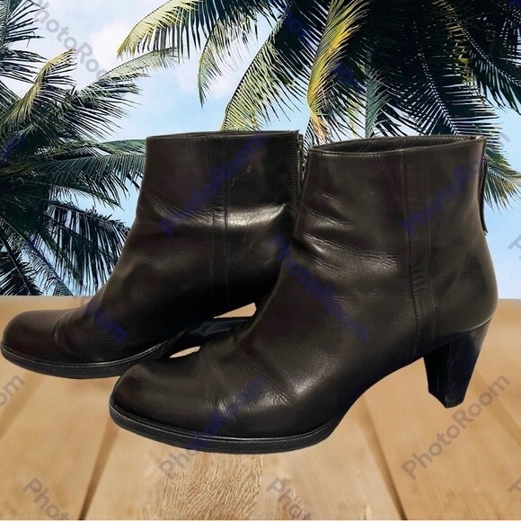 STUART WEITZMAN | Black Leather Booties - Picture 4 of 9